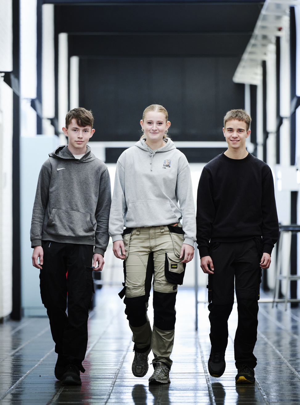 Unge elever går på gangen