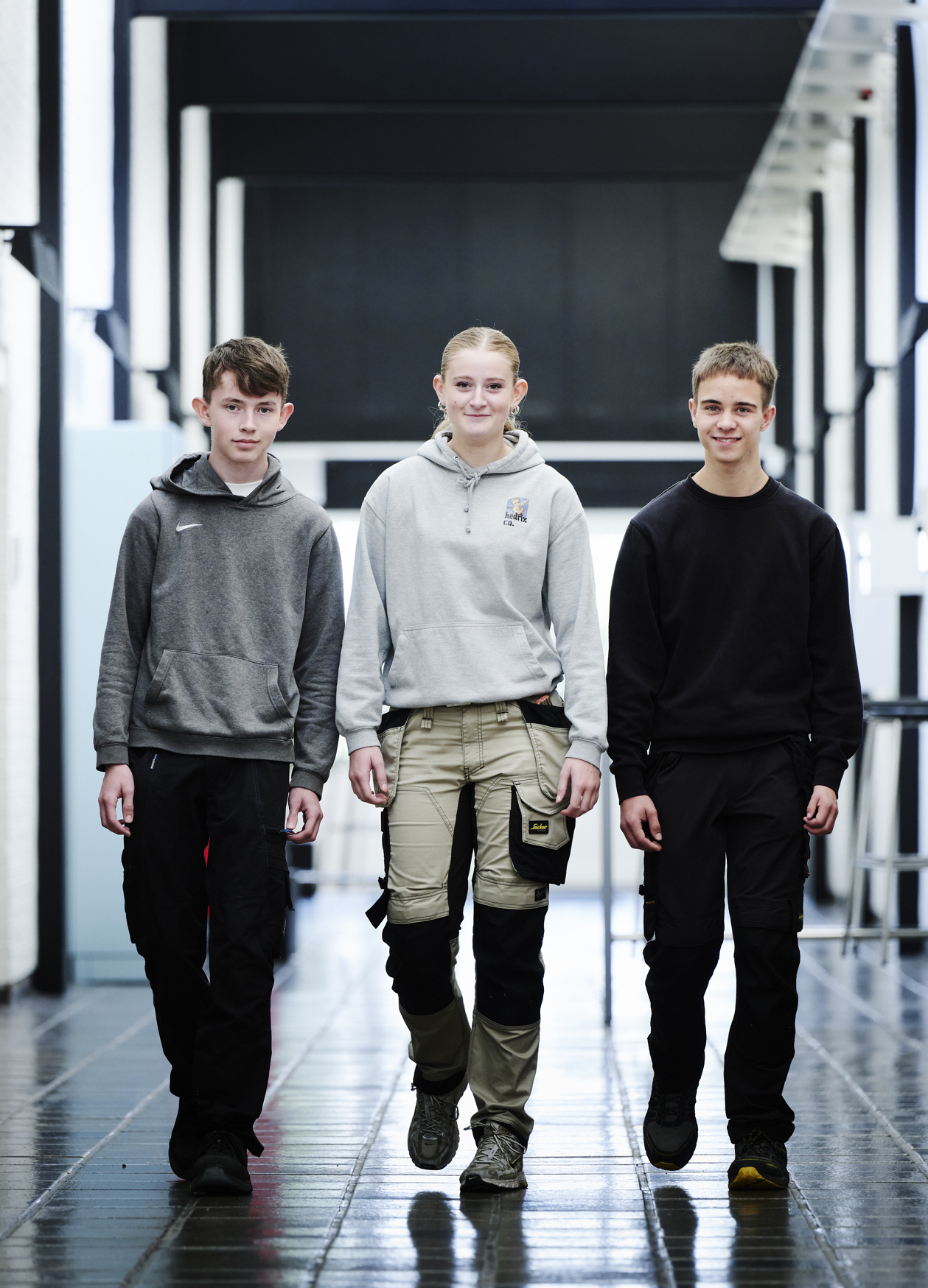 Unge elever går på gangen