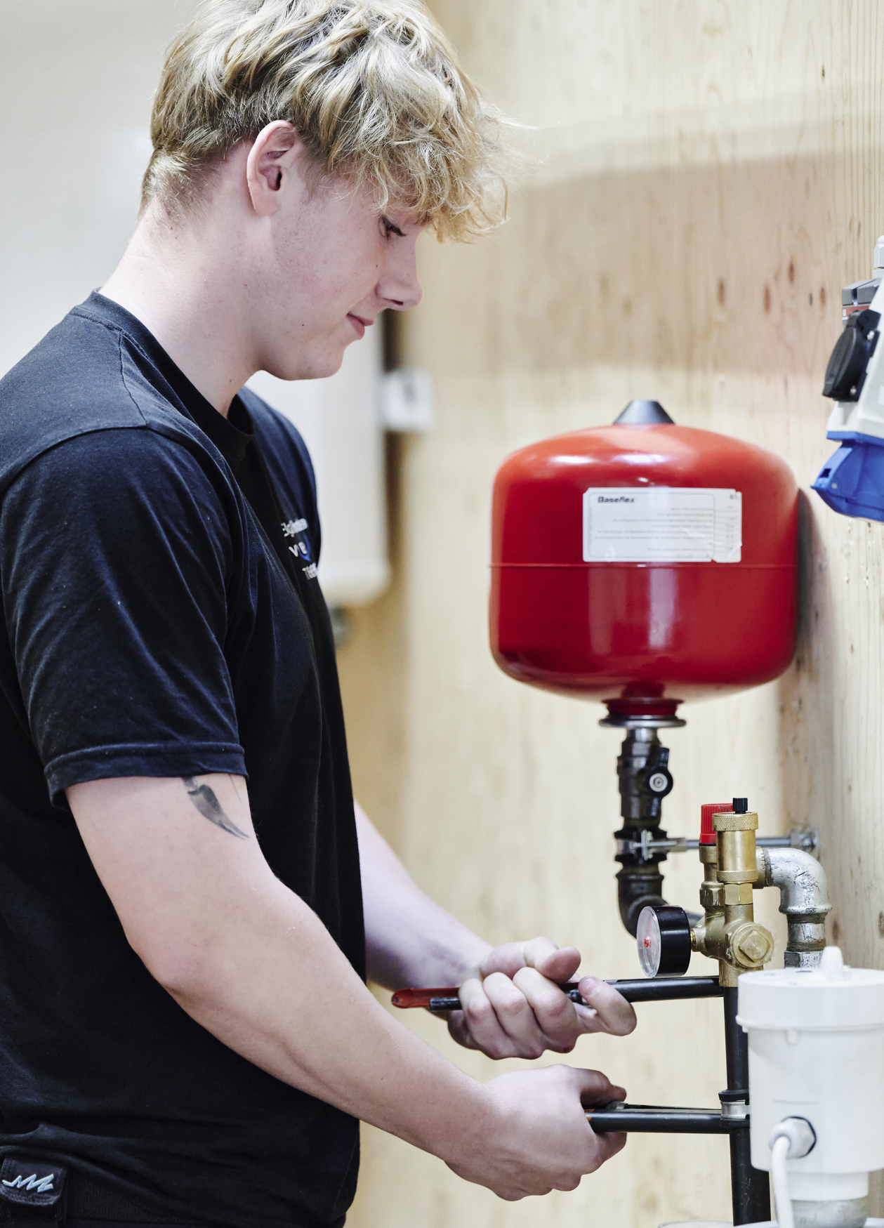 VVS-elev i gang med montage