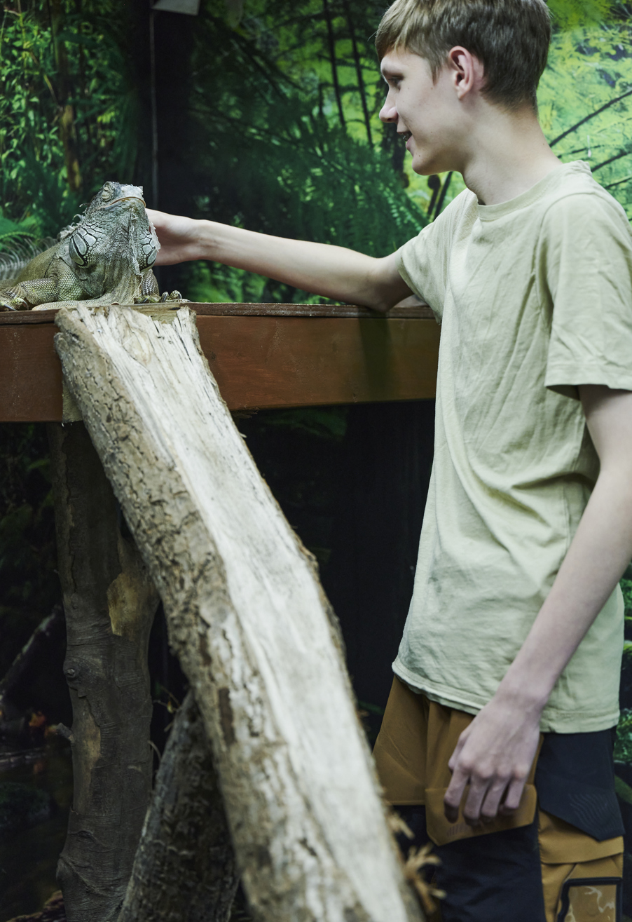 Dyrepasser-elev med øgle