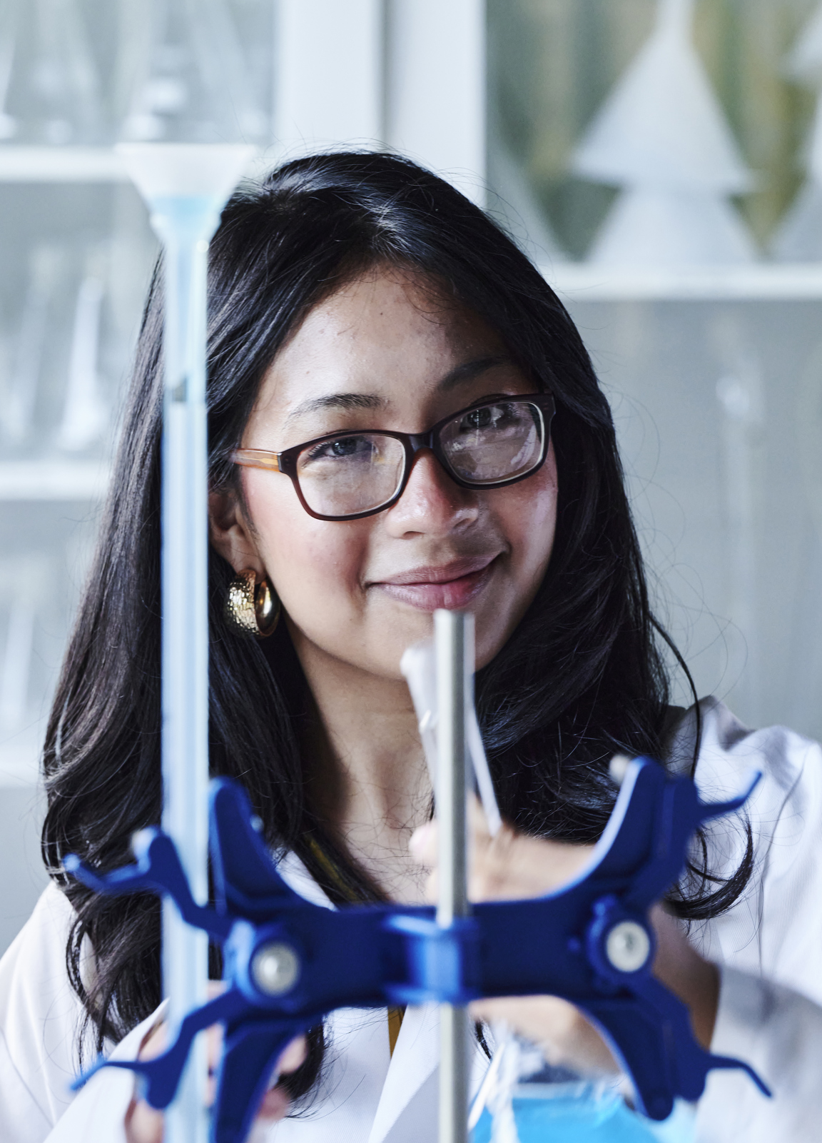 Naturens kemi, pige smiler i laboratorie