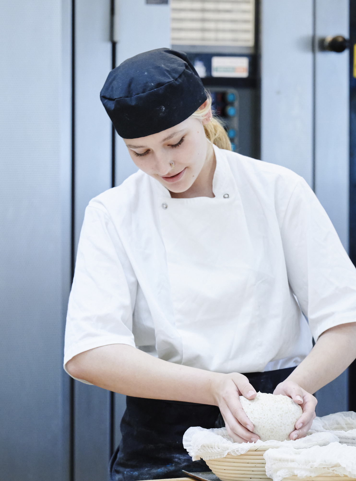 Bagerelever ælter dej