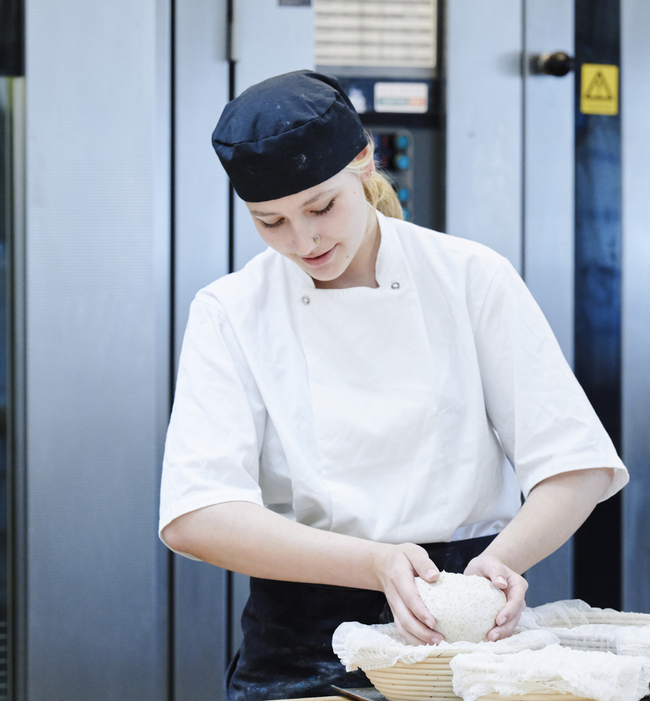 Bagerelever ælter dej