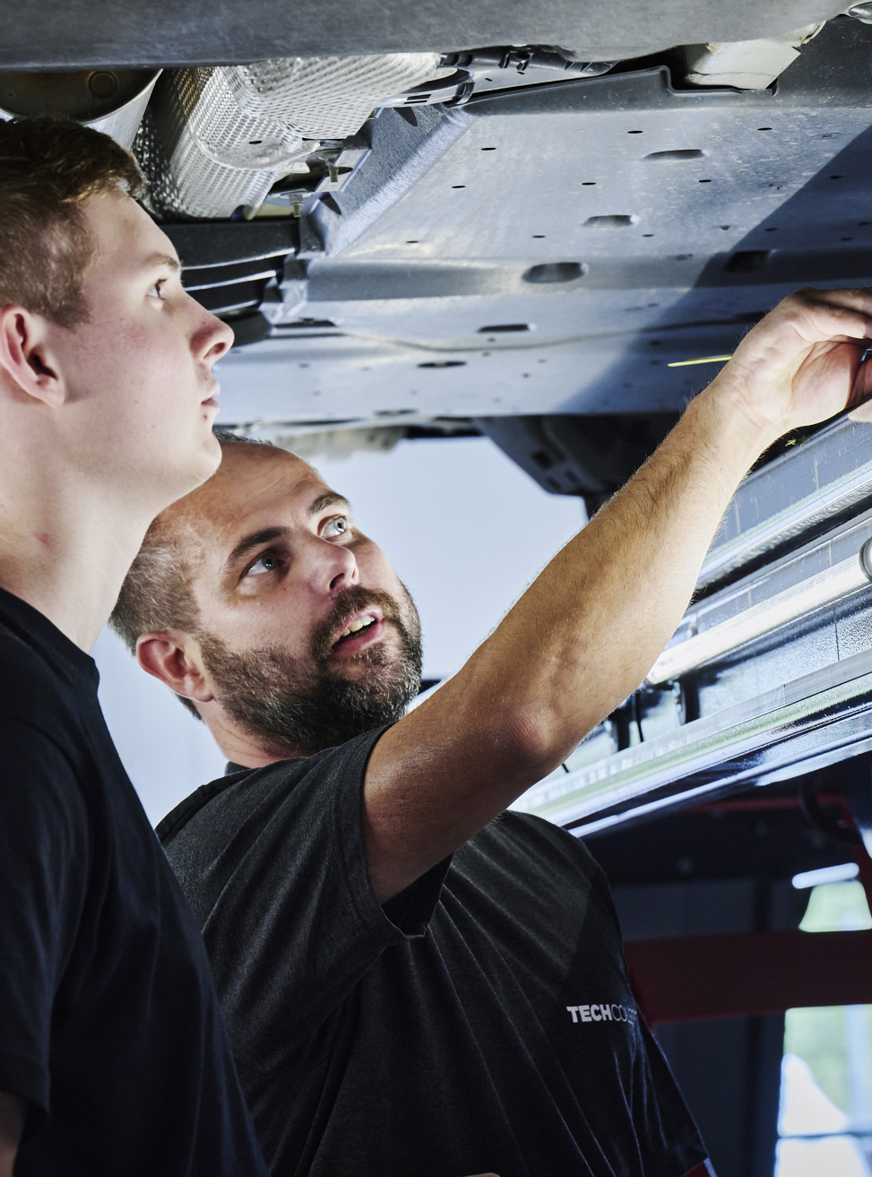 Faglærer og elev under bil