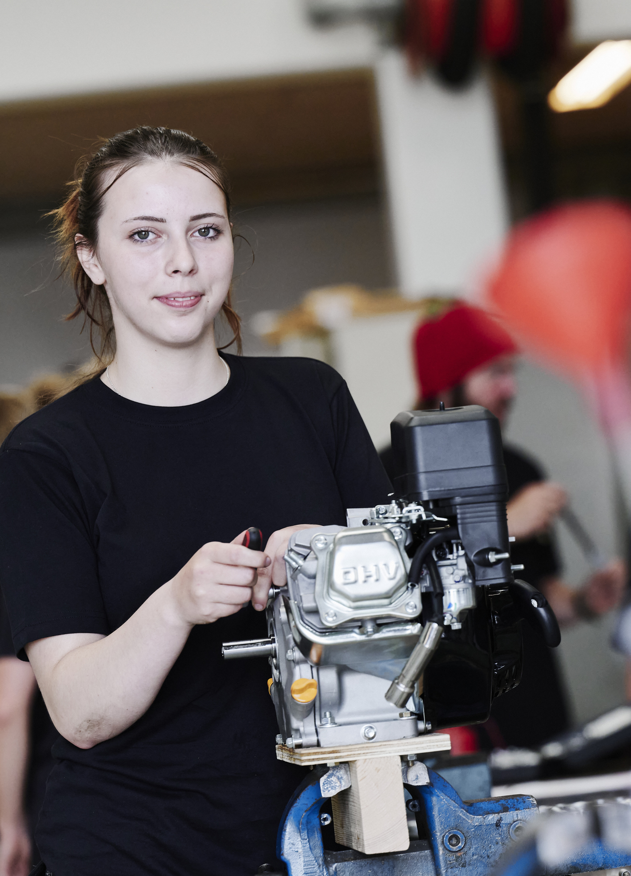 Pige arbejder på motor