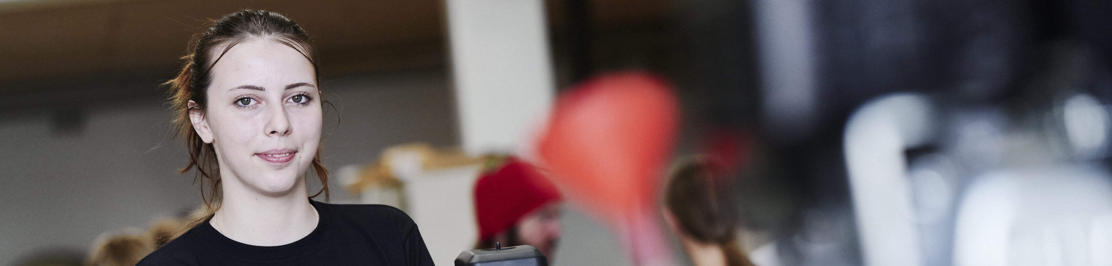 Pige arbejder på motor