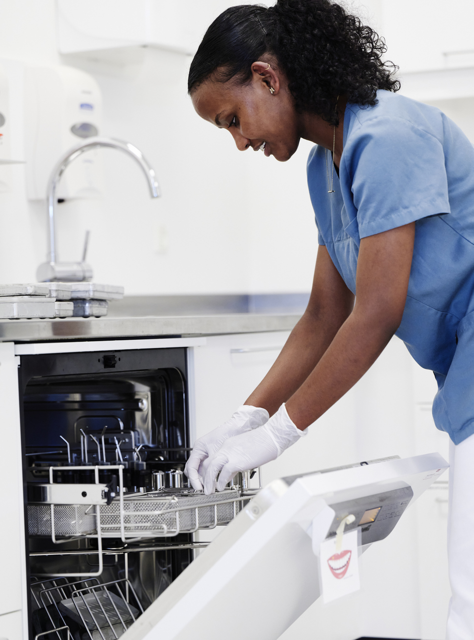 Tandklinikassistent steriliserer redskaber