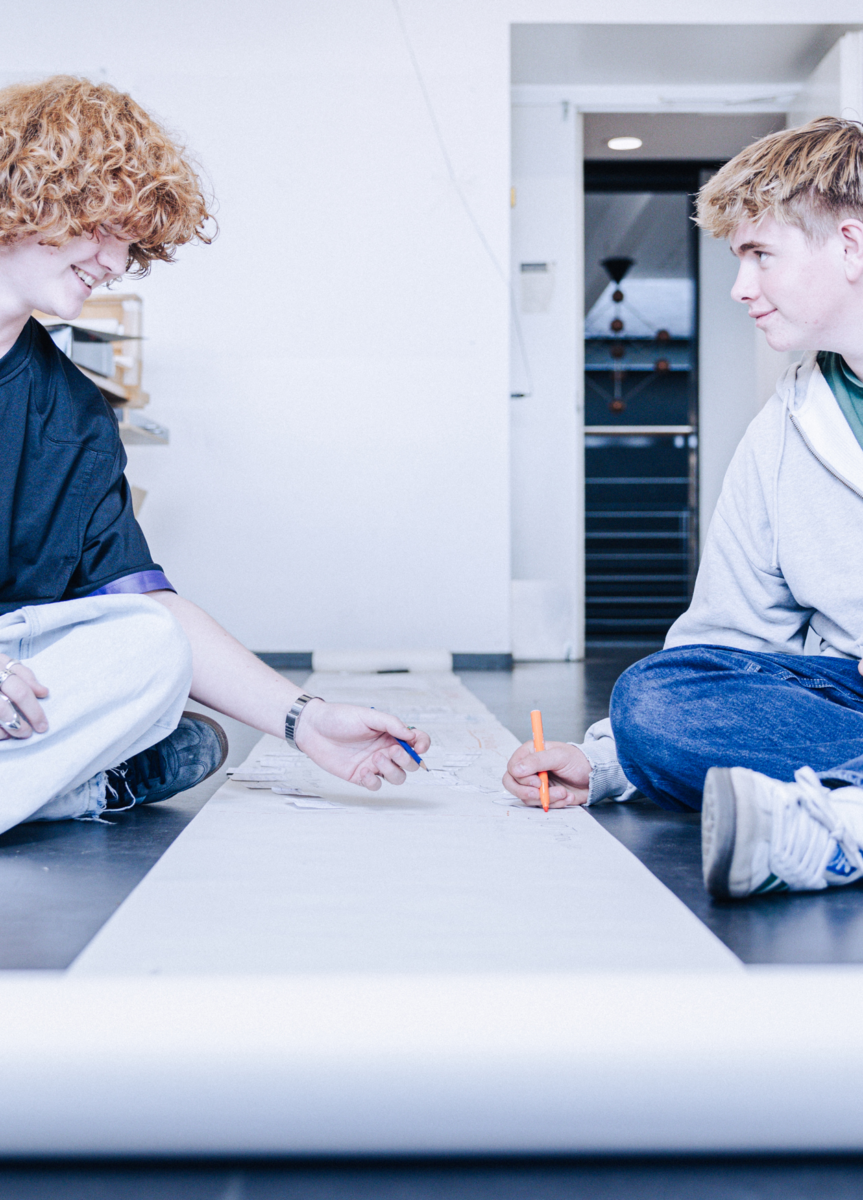 Industrielt design, elever laver idéfase på stort papir