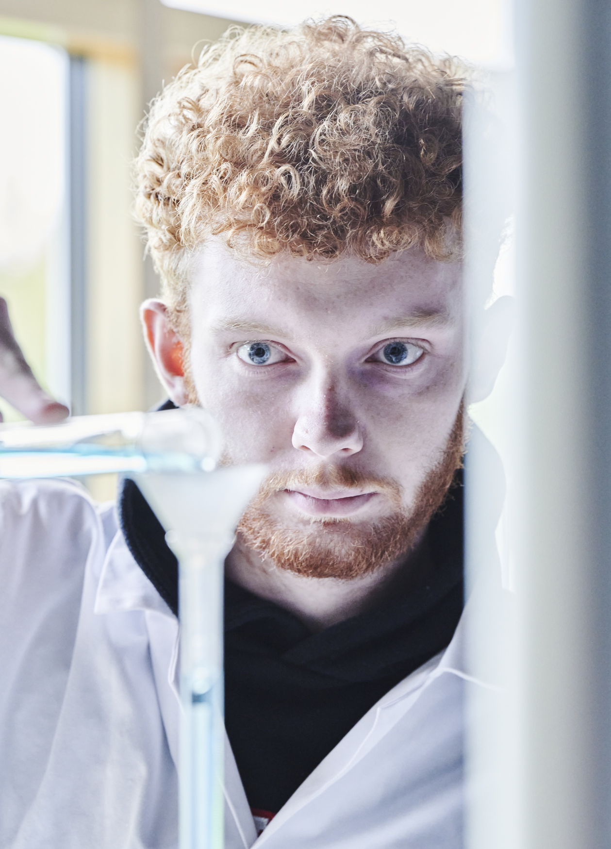 Naturens kemi, dreng hælder væske i kolbe