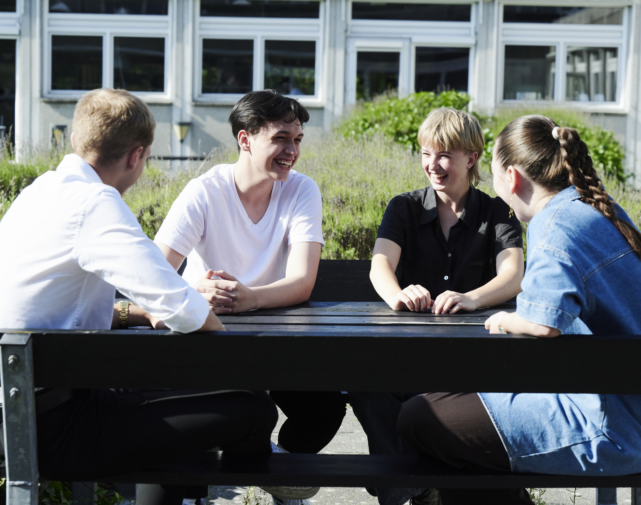 Elever sidder sammen udenfor