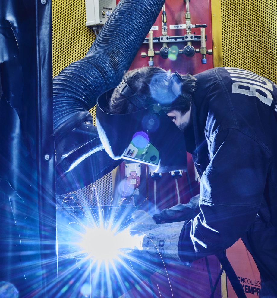 Smedeelev svejser i svejsekabine 