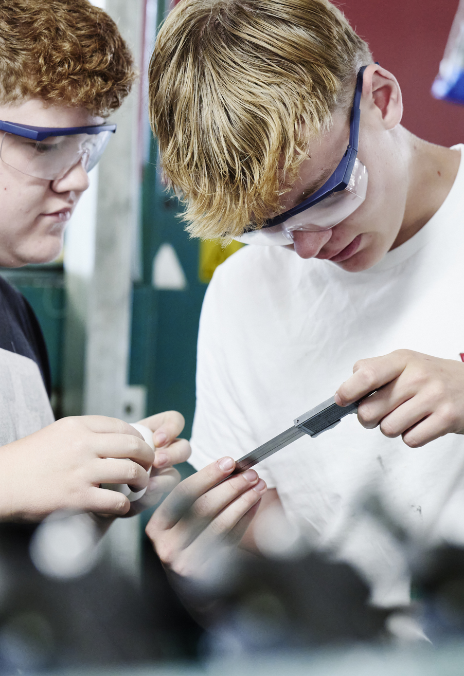 Elever måler med skydelærred