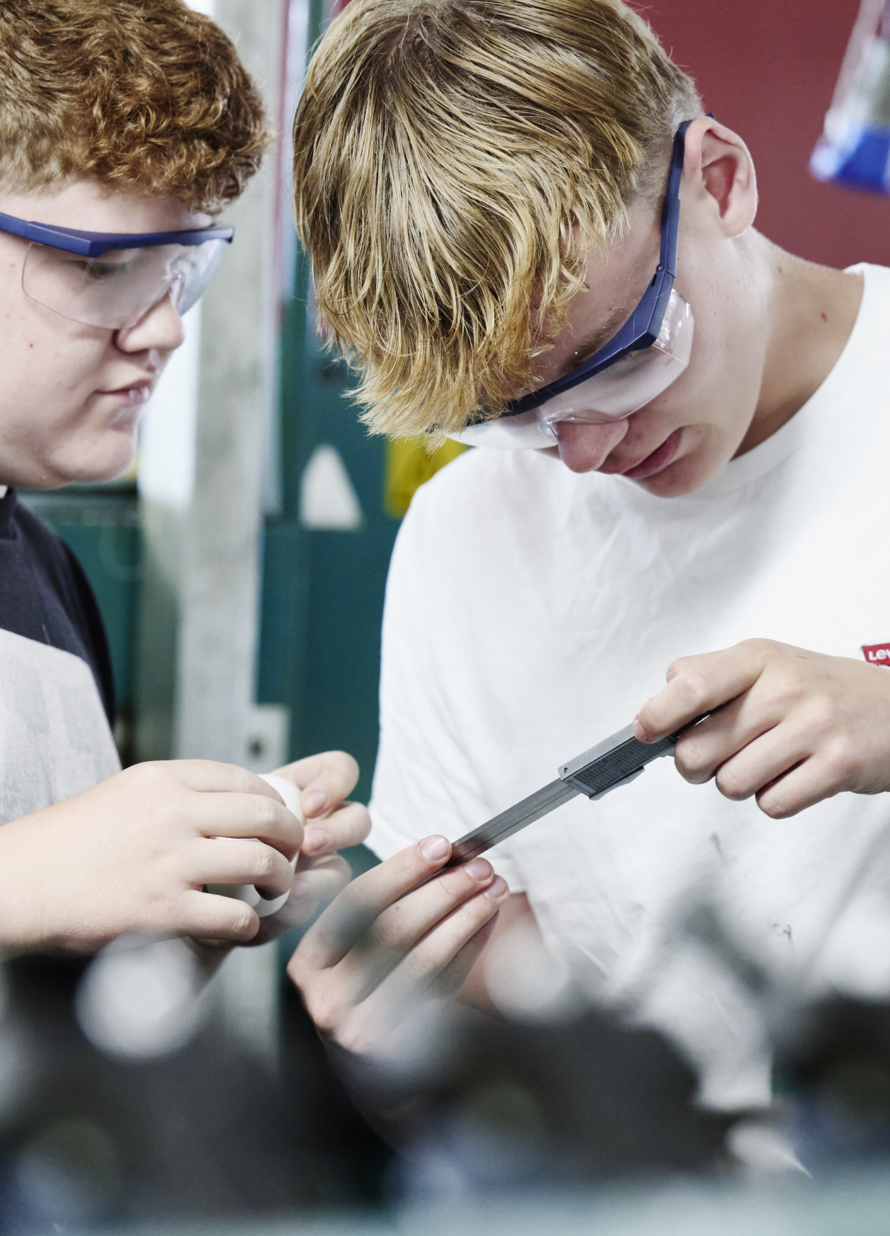 Elever måler med skydelærred