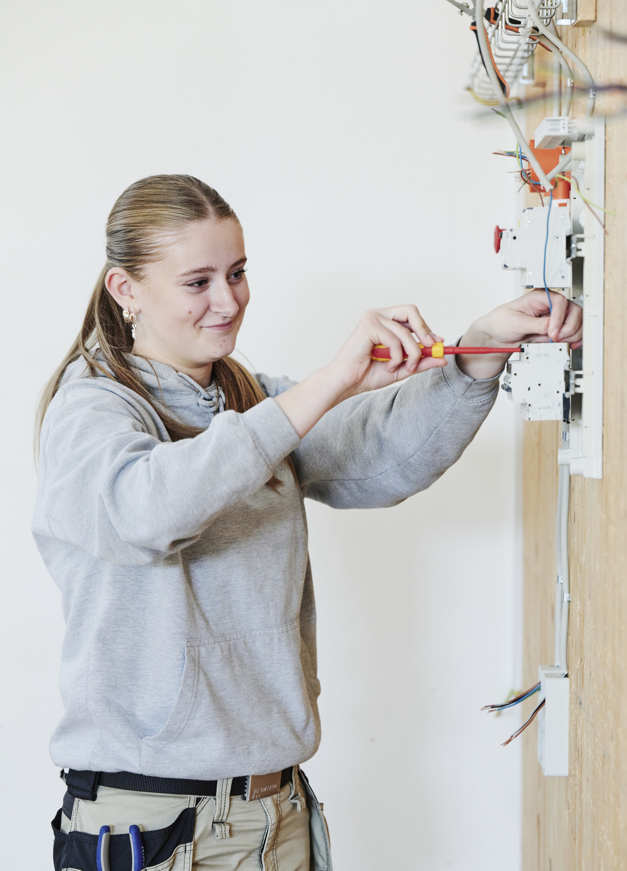 Elektriker-elev og underviser ved elinstallation