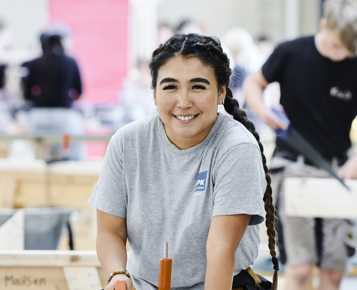 Glad tømrerpige smiler