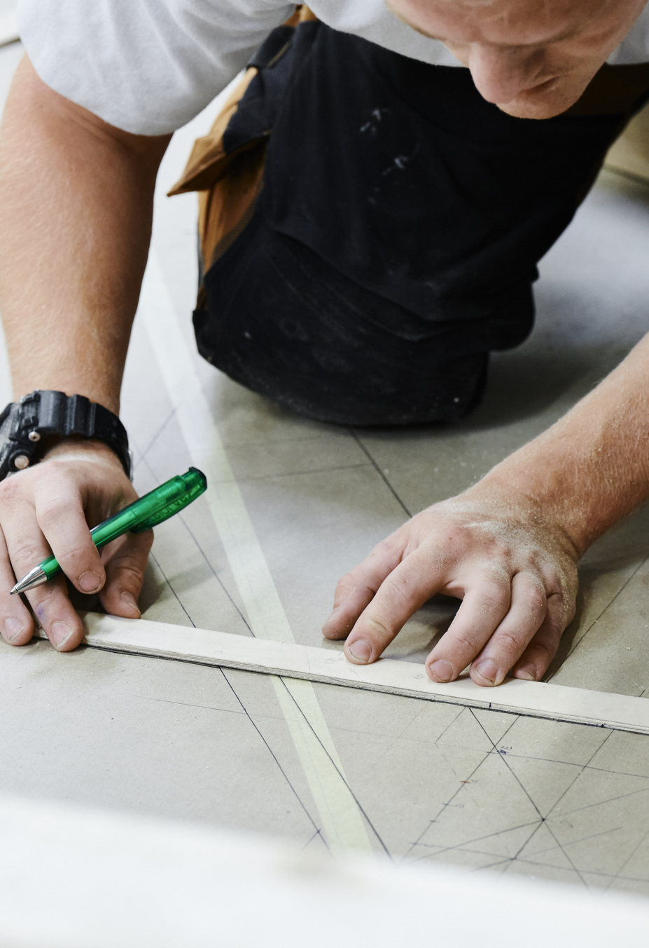 Tørerelev tegner på plade