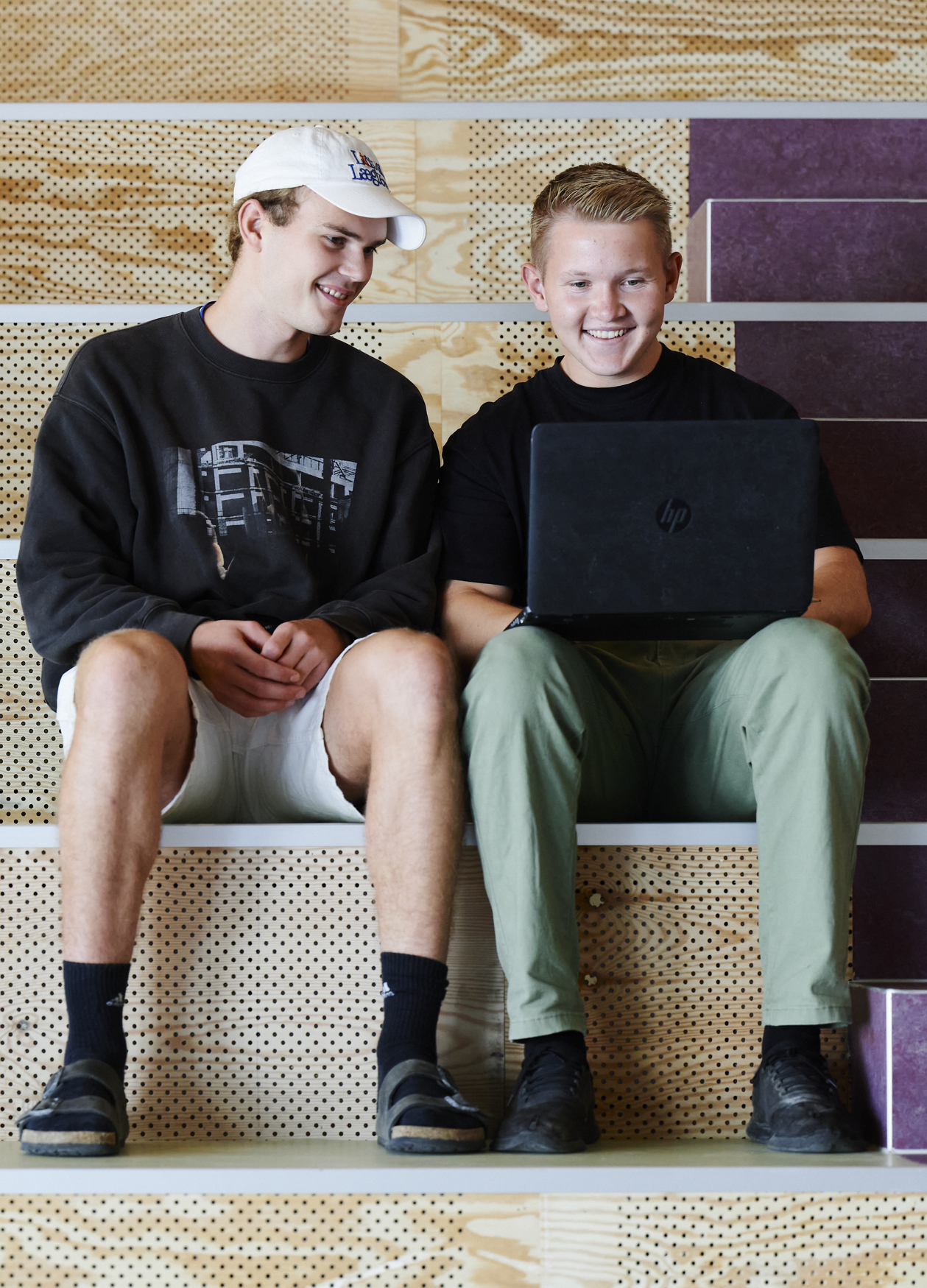 Elever sidder i studiemiljø med computer