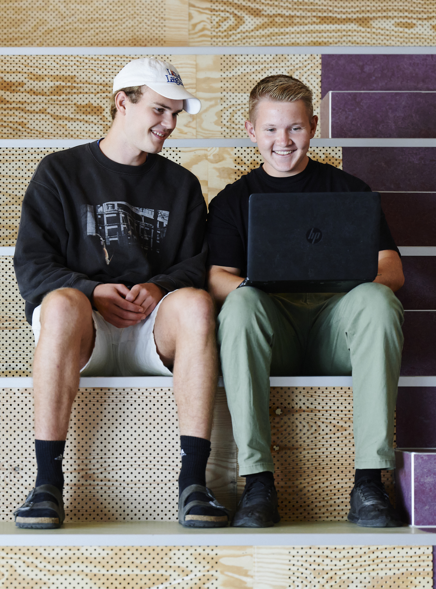 Elever sidder i studiemiljø med computer