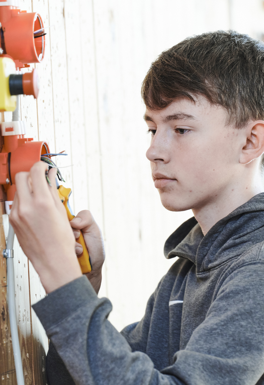 Elektriker-elev ved el-installation