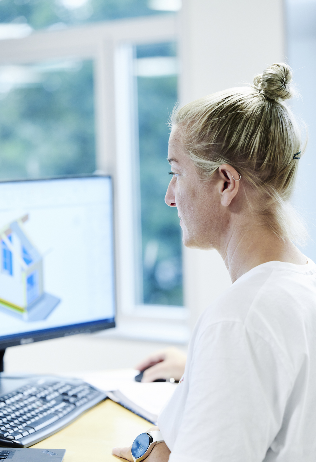 Teknisk designer-elever har teknisk tegning på computer