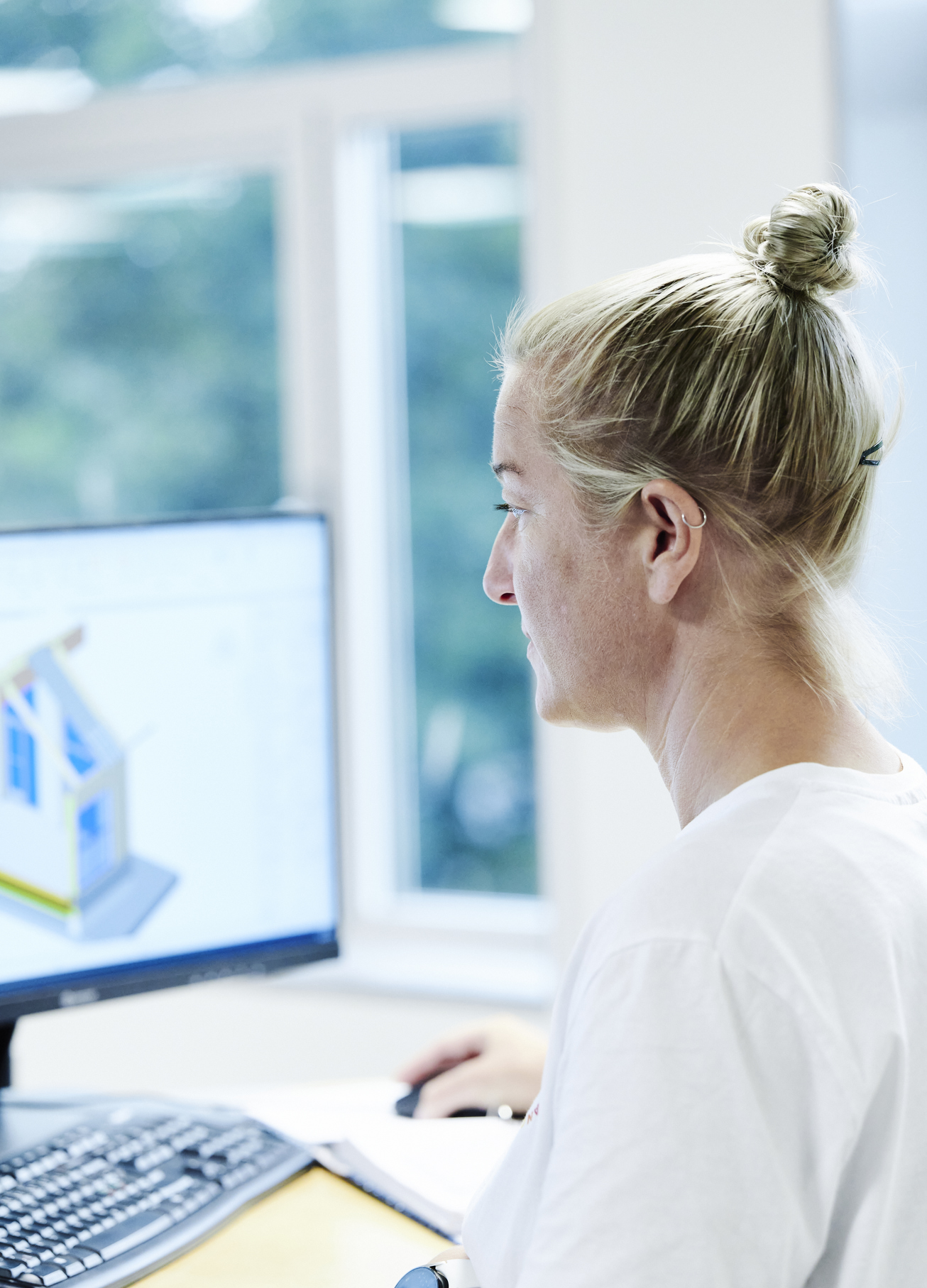 Teknisk designer-elever har teknisk tegning på computer