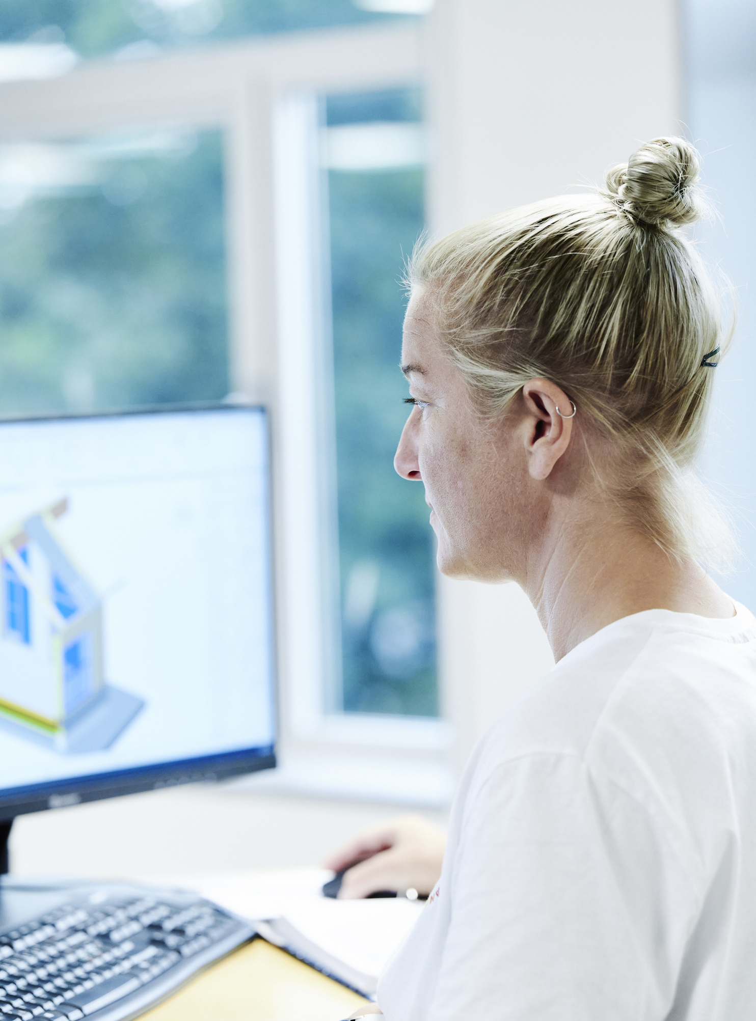 Teknisk designer-elever har teknisk tegning på computer