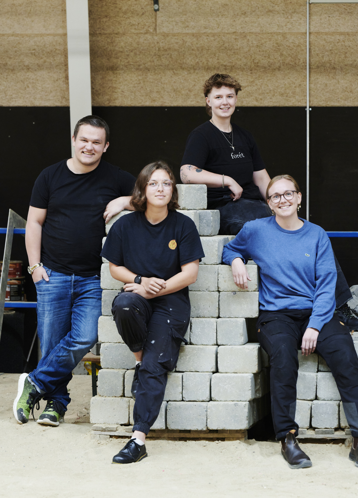 Anlægsgartner, gruppe af elever sidder på stablede sten