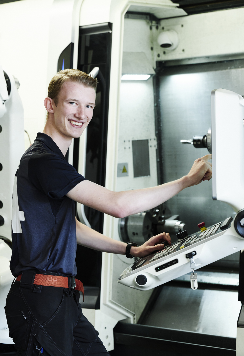 Industritekniker med CNC-maskine