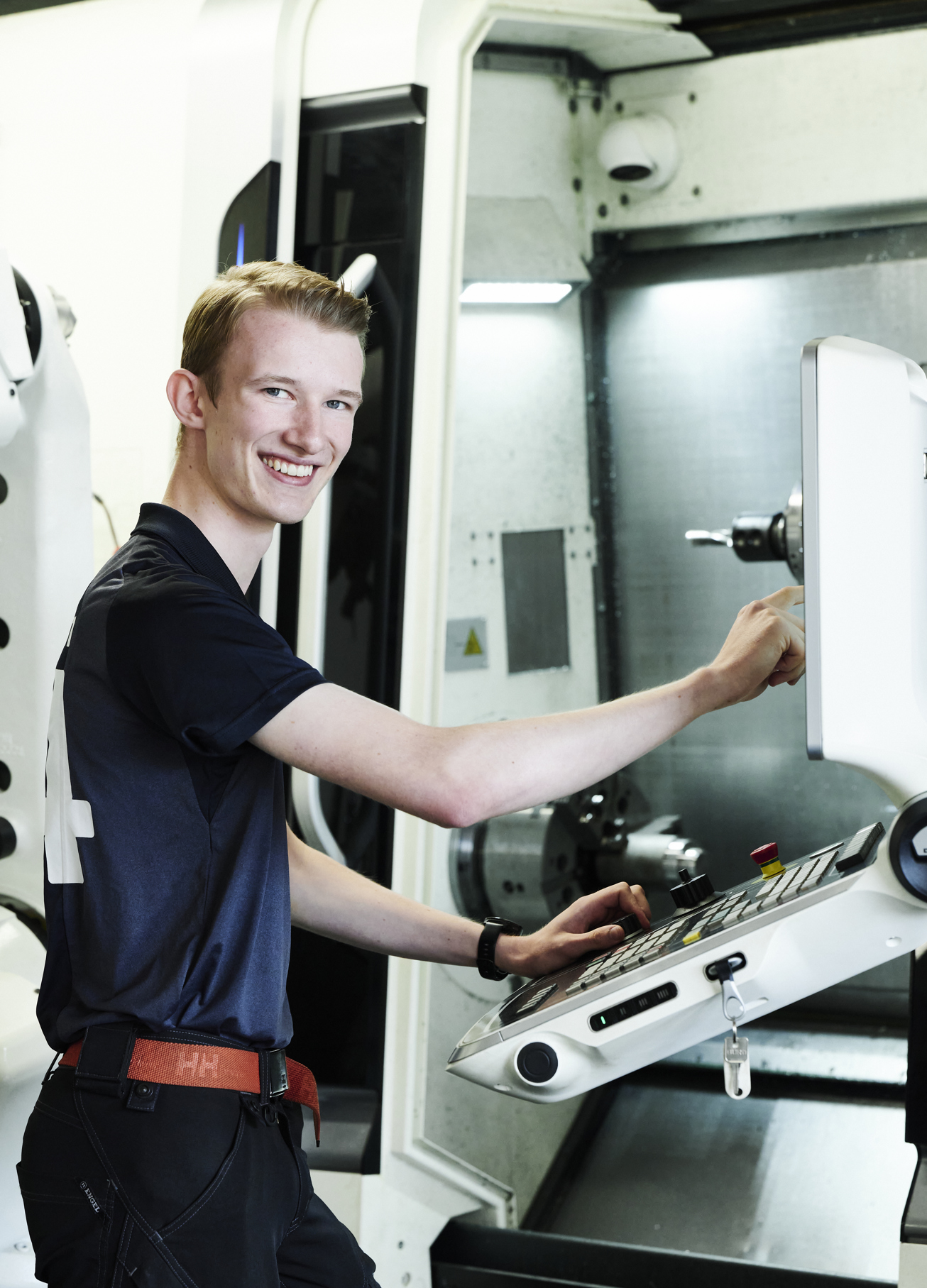 Industritekniker med CNC-maskine