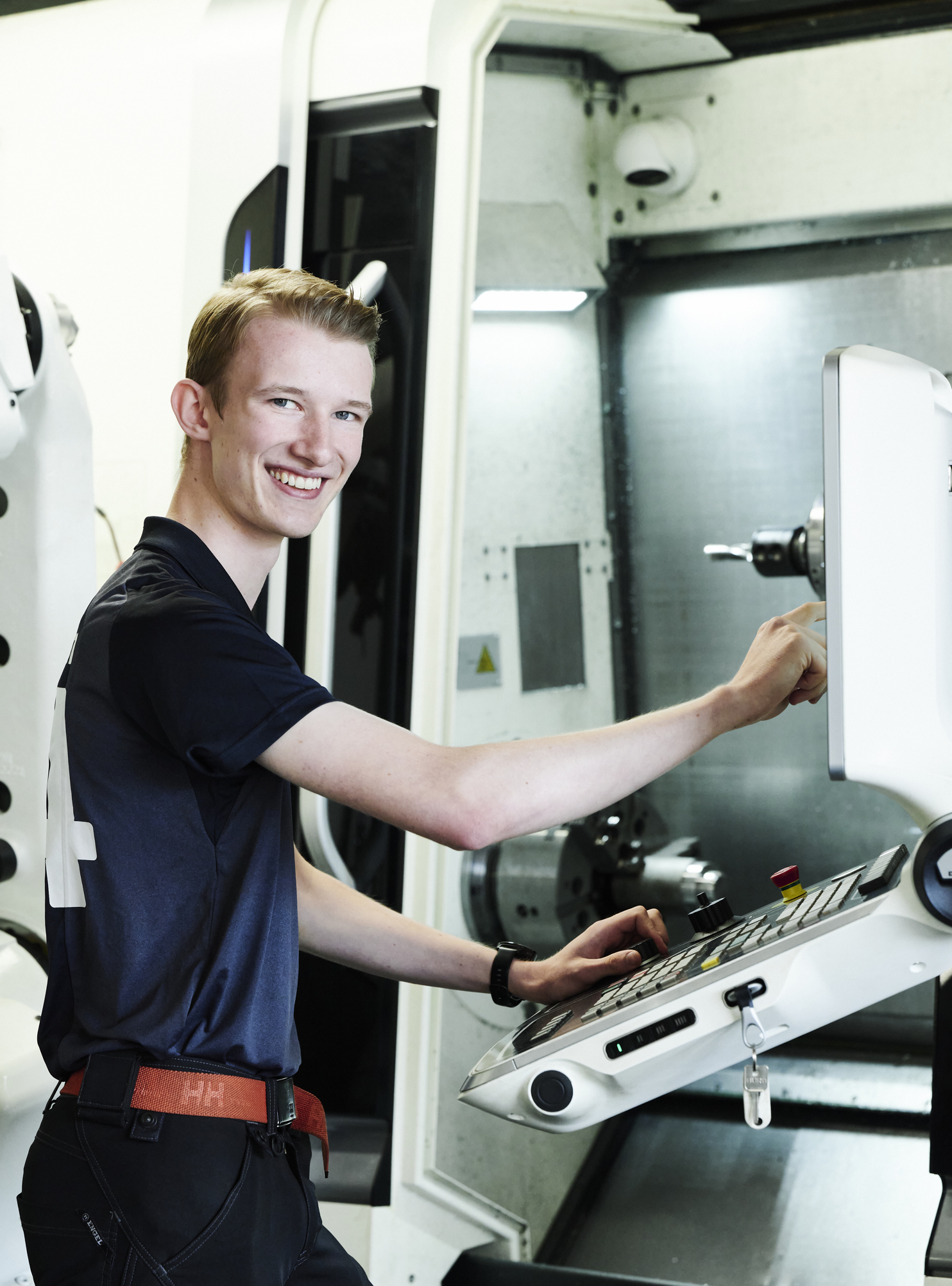 Industritekniker med CNC-maskine