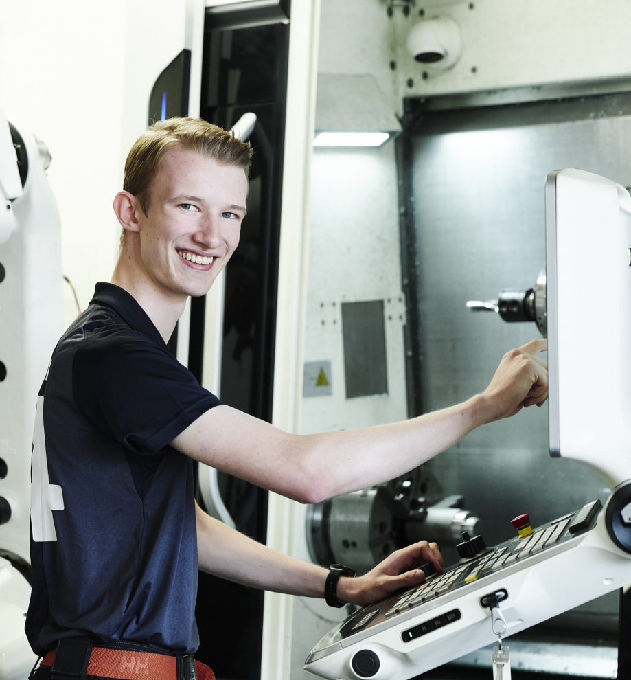 Industritekniker med CNC-maskine