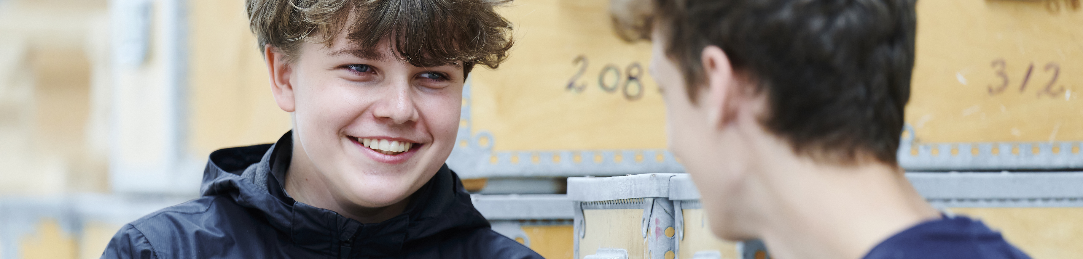 Drenge taler sammen udenfor