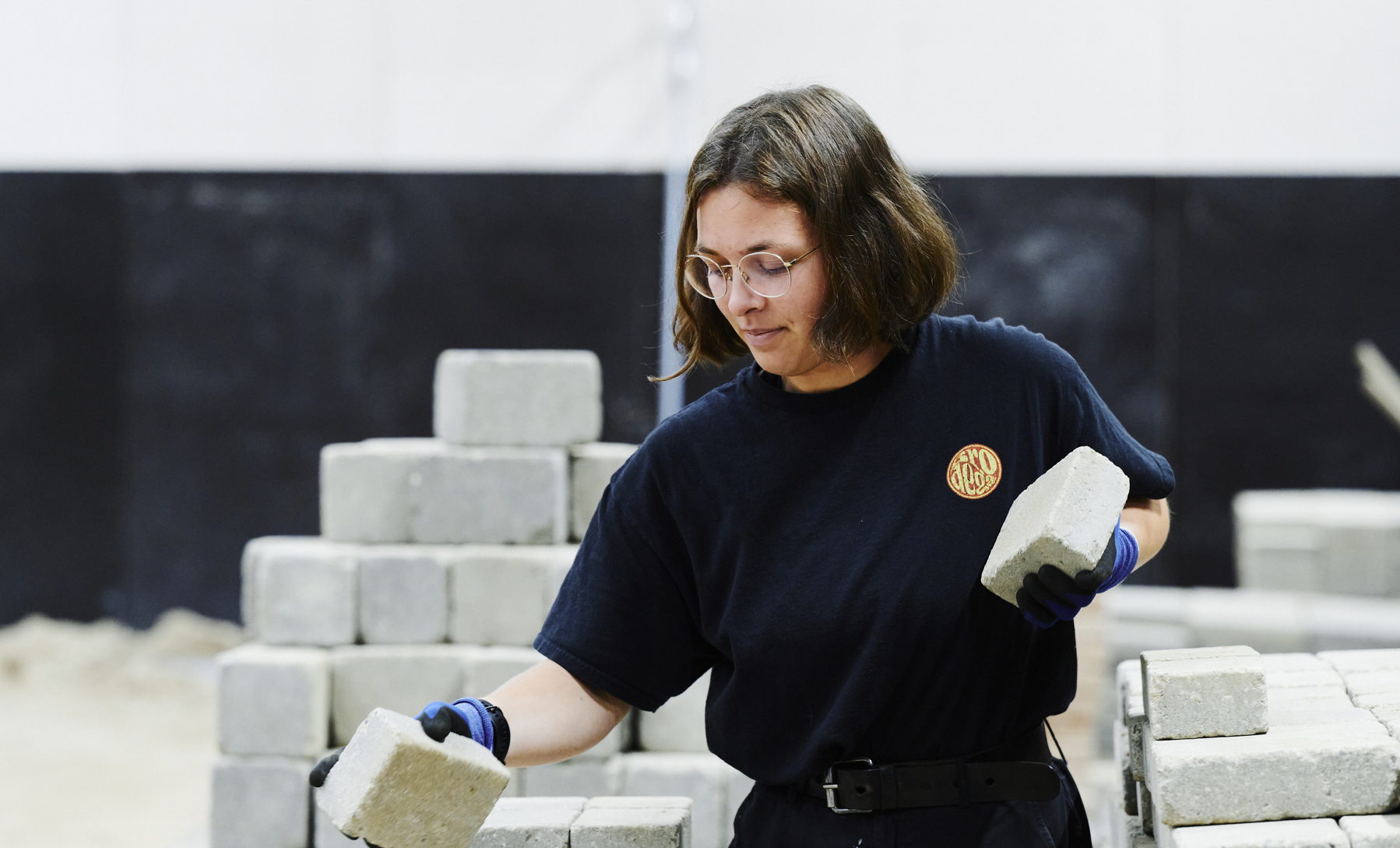 Anlægsgartner, pige flytter sten