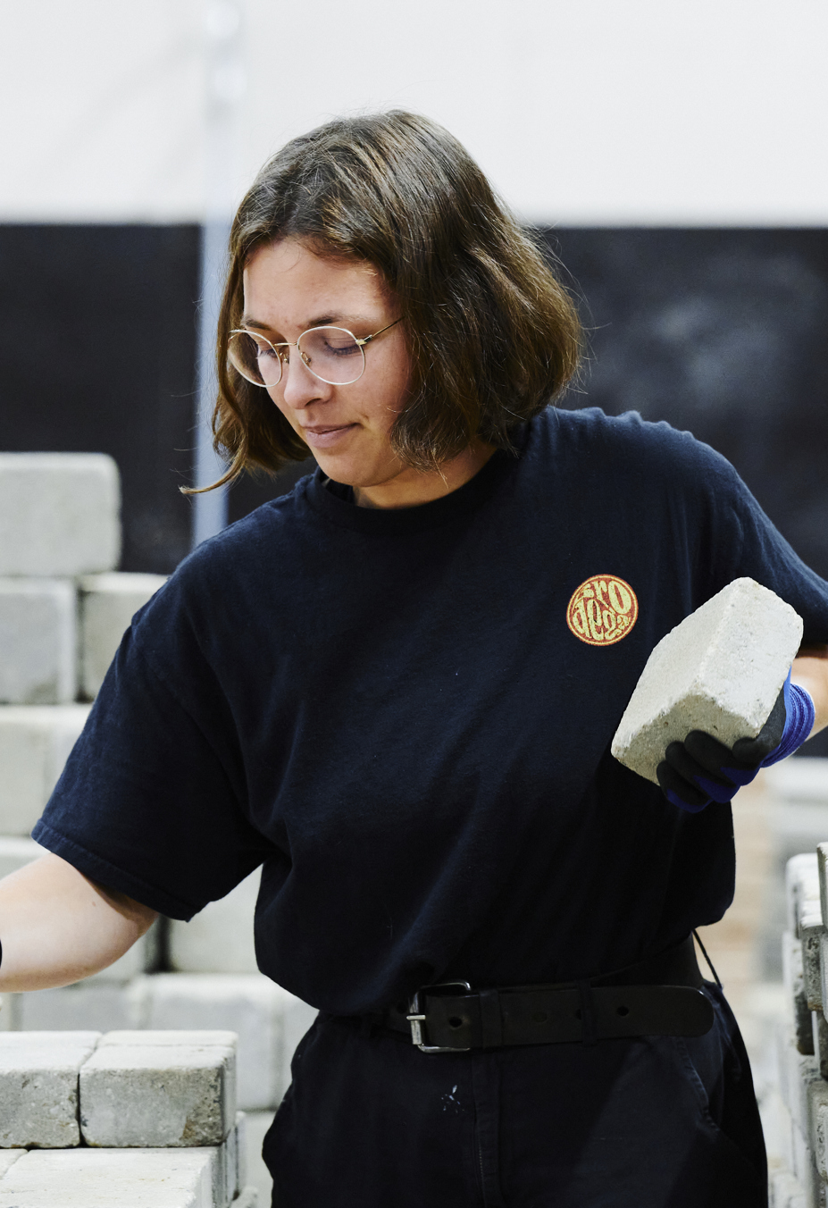 Anlægsgartner, pige flytter sten