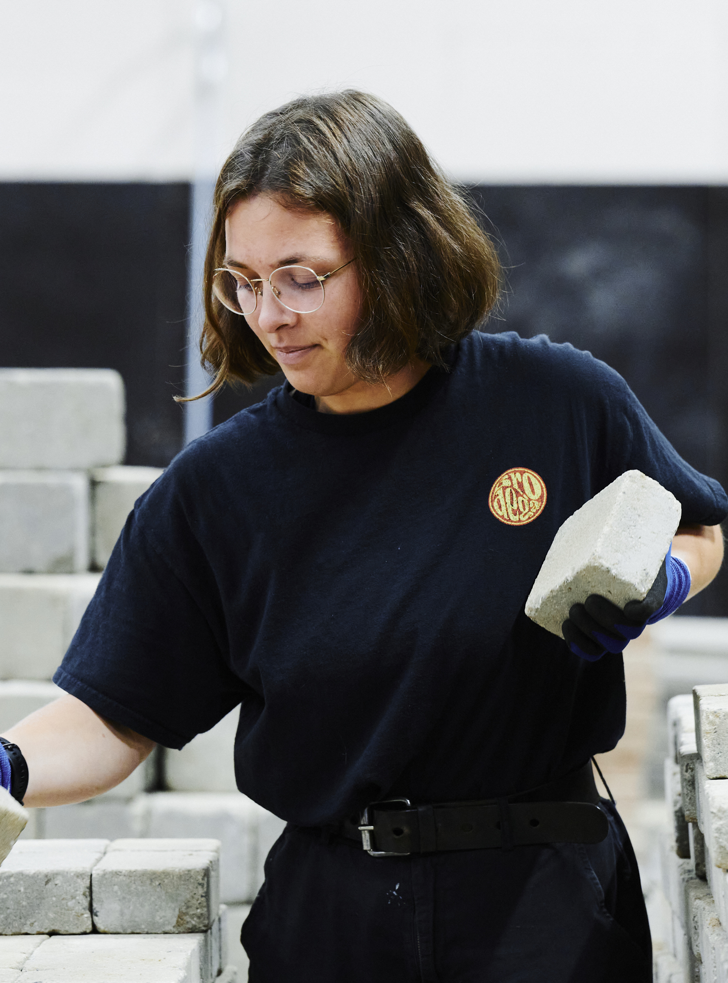 Anlægsgartner, pige flytter sten