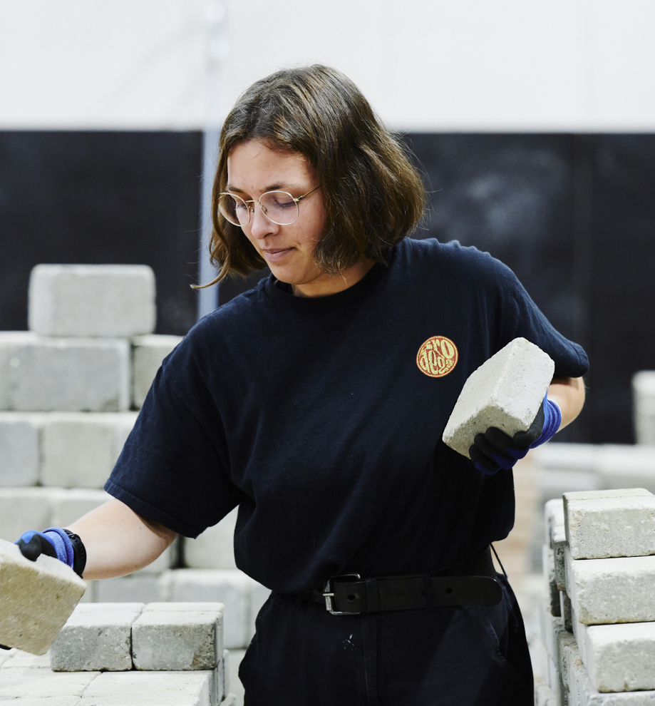 Anlægsgartner, pige flytter sten