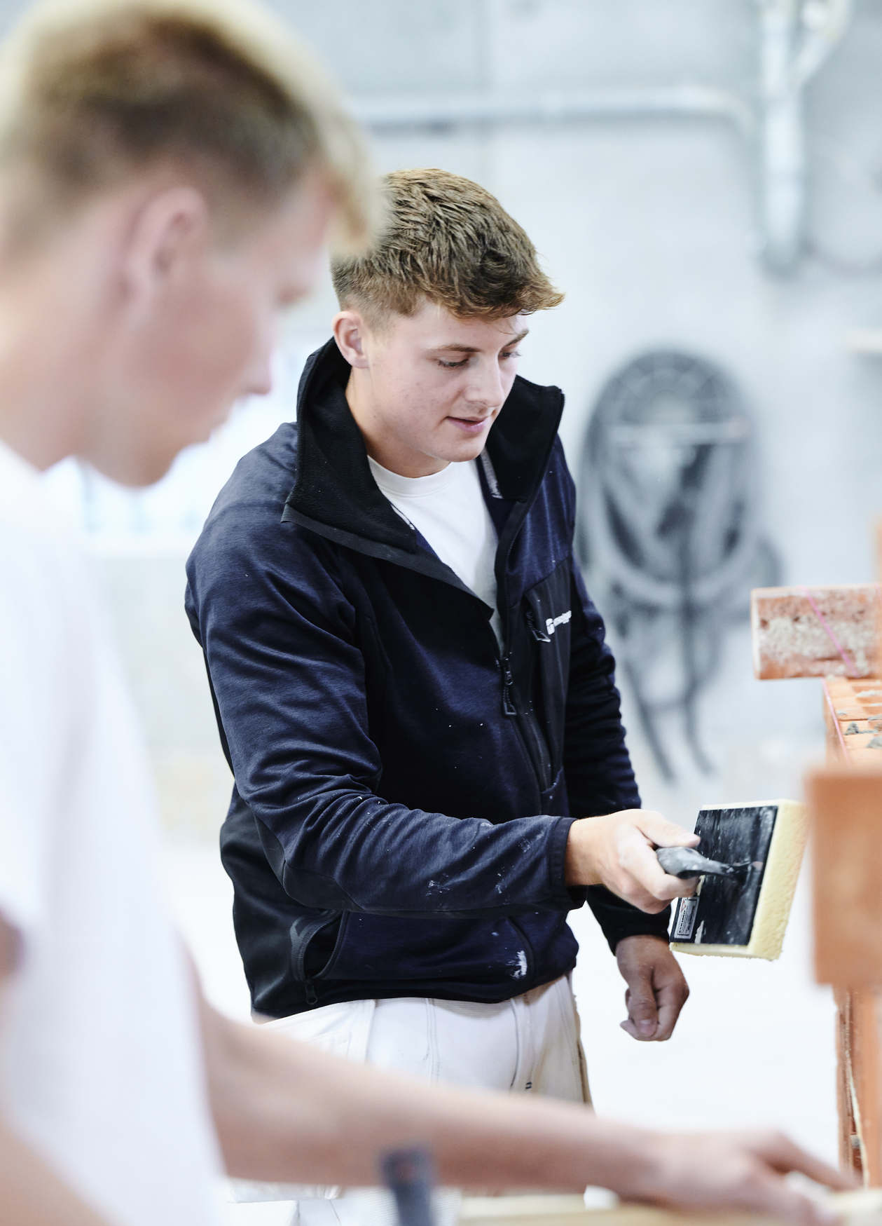 Drenge i gang med at murer