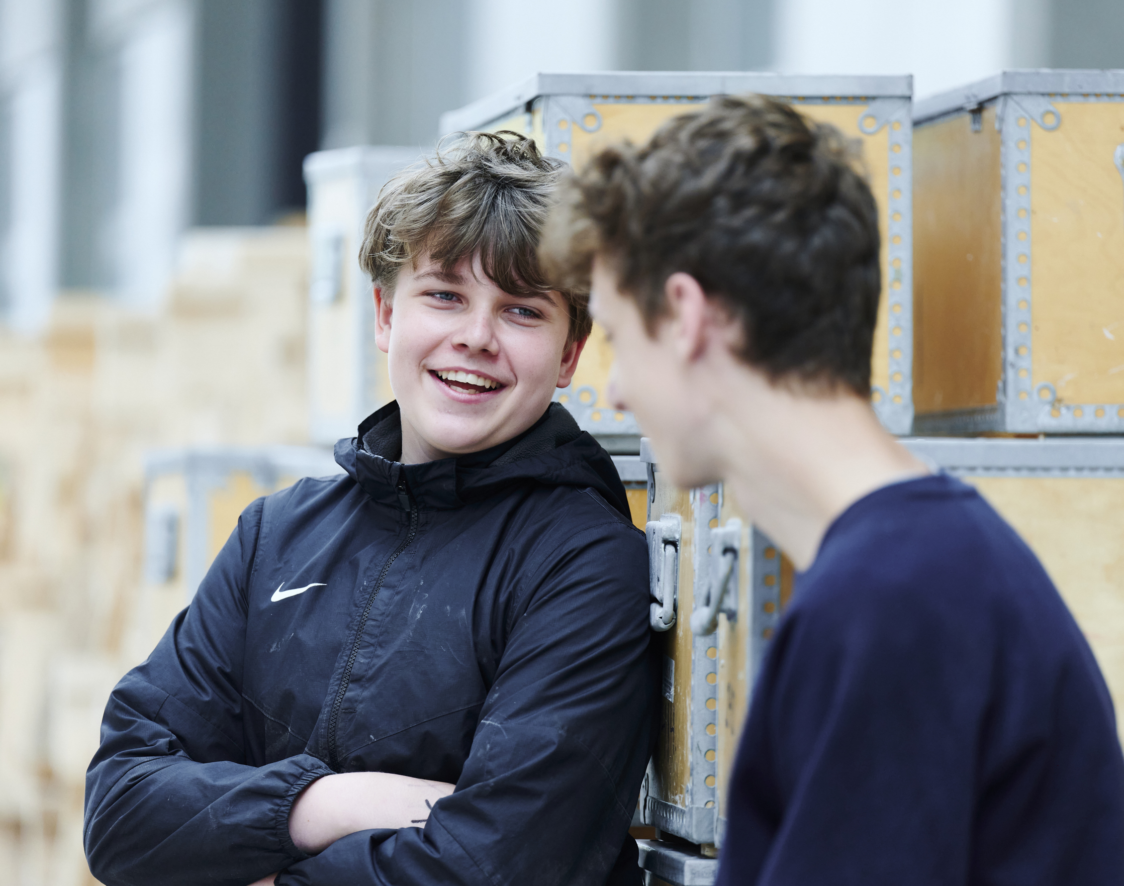 Drenge taler sammen udenfor