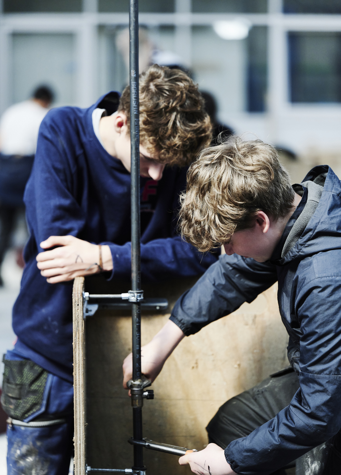 Drenge arbejder med vvs-rør