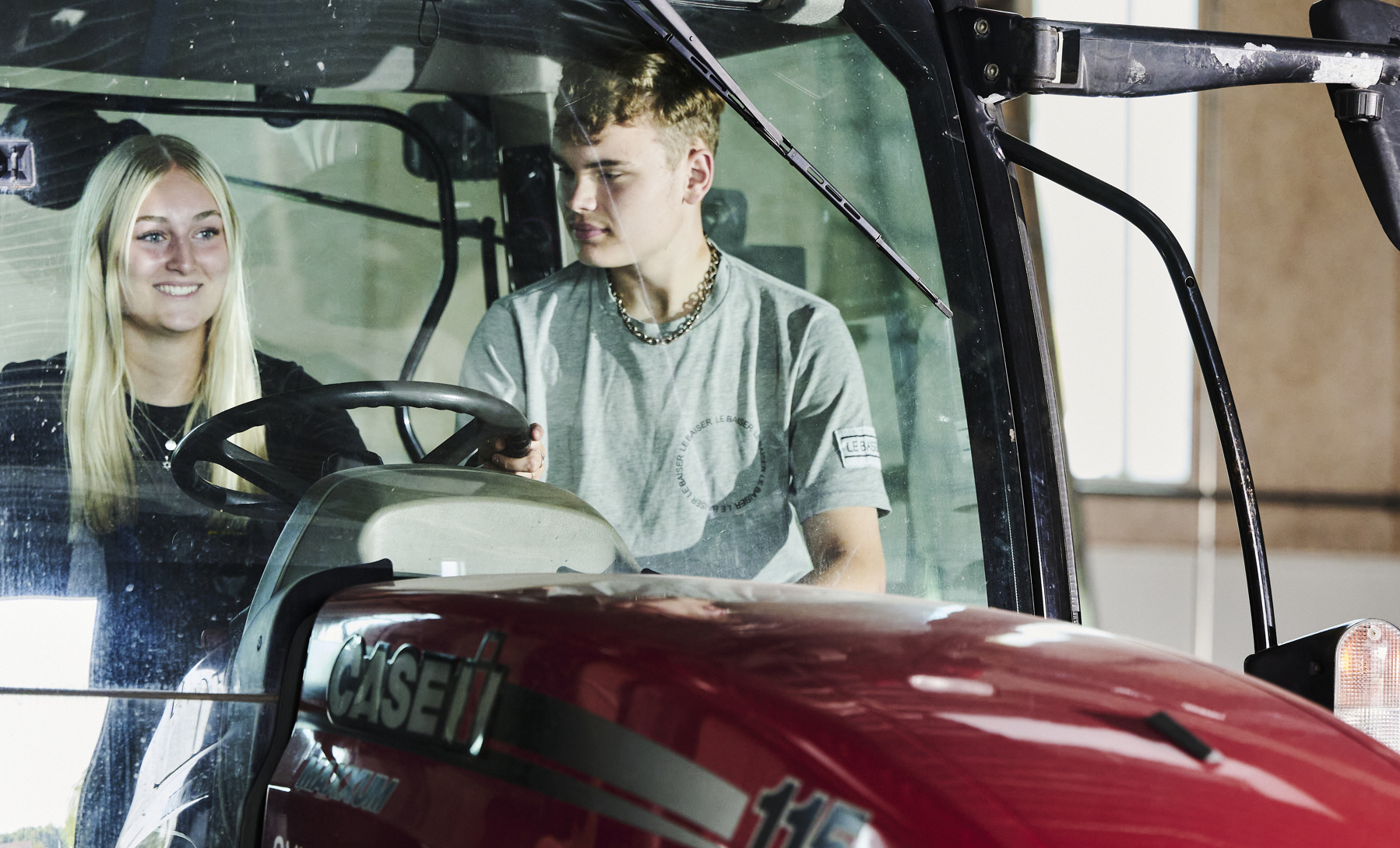 Landbrugsuddannelsen, pige og dreng sidder i traktor