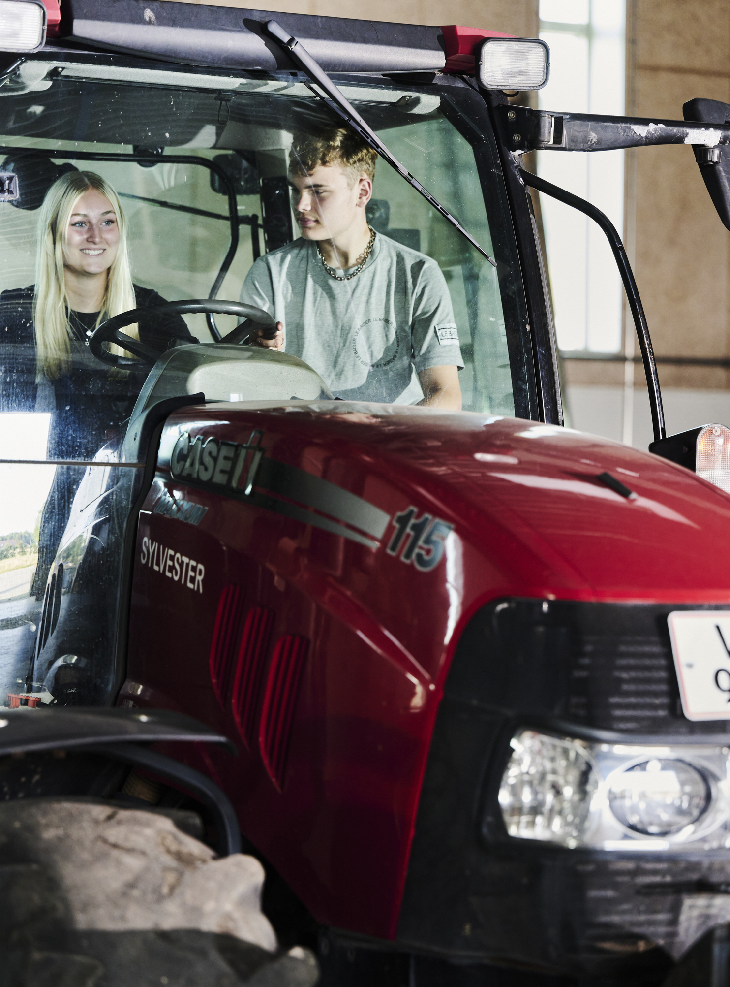 Landbrugsuddannelsen, pige og dreng sidder i traktor