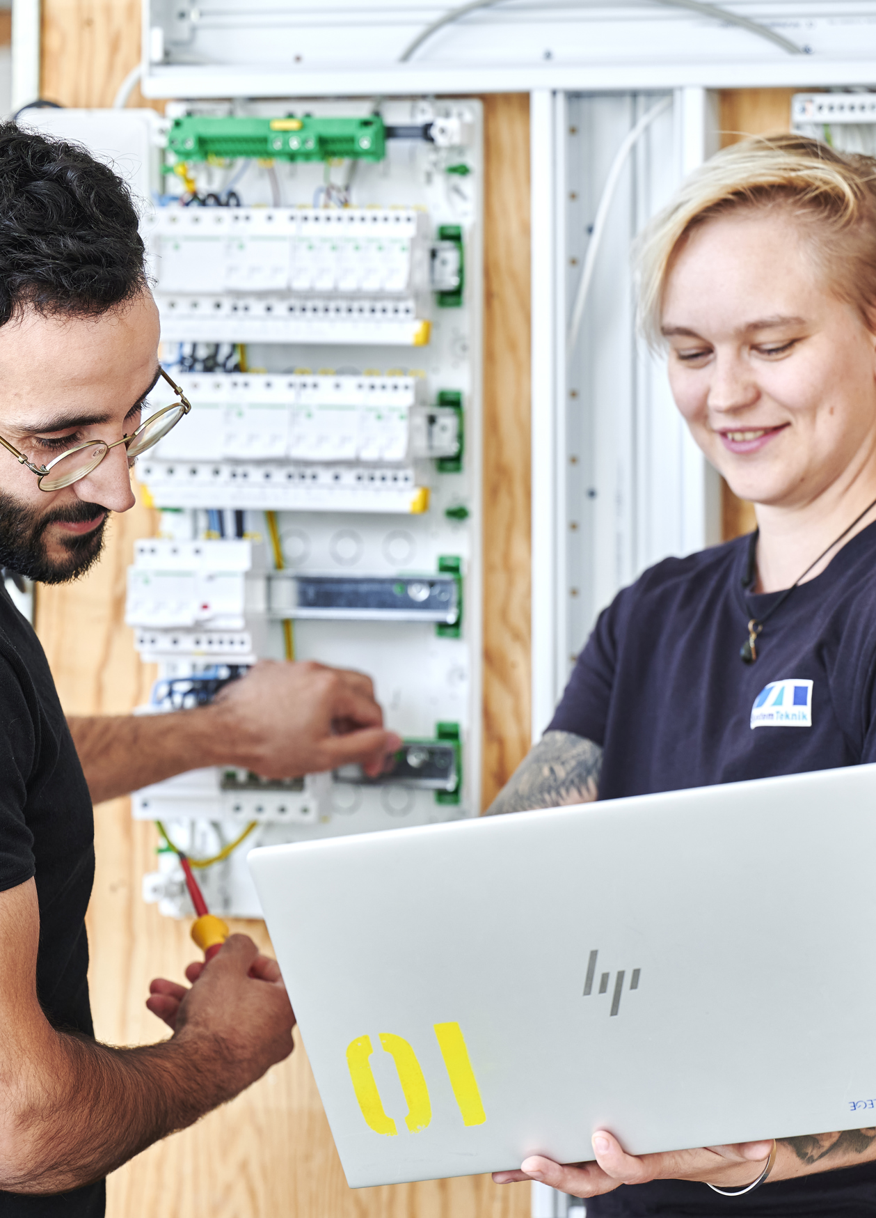 Elektriker-elever ved elinstallation