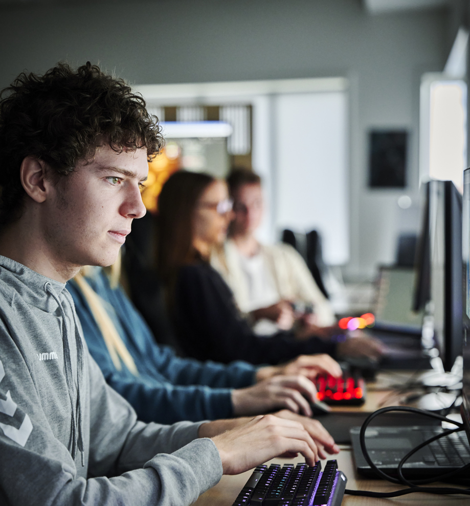 Gametech, dreng ved computer