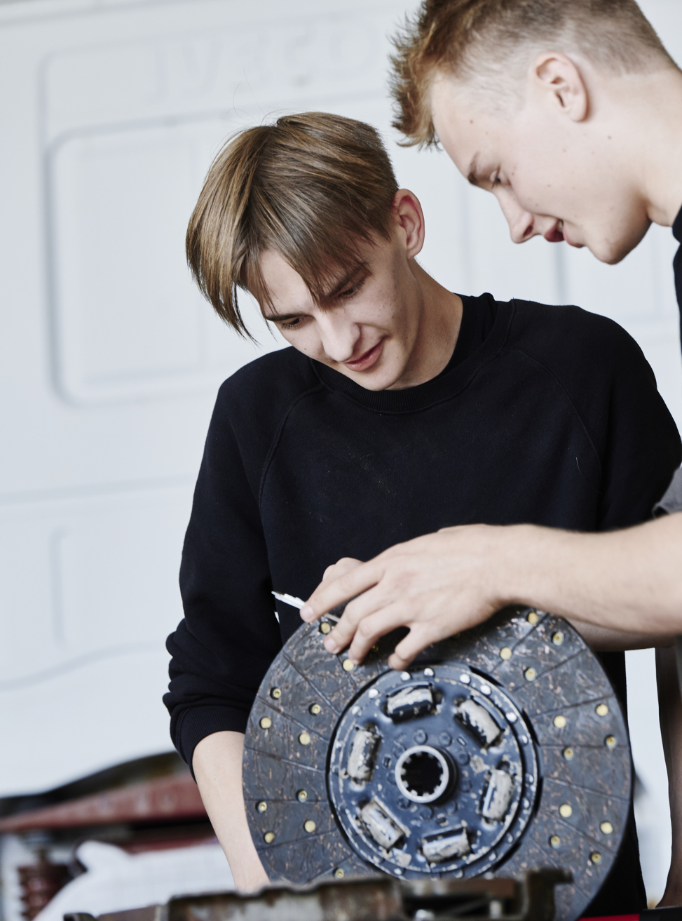 Lastvognsmekaniker-elever kigger på reservedel