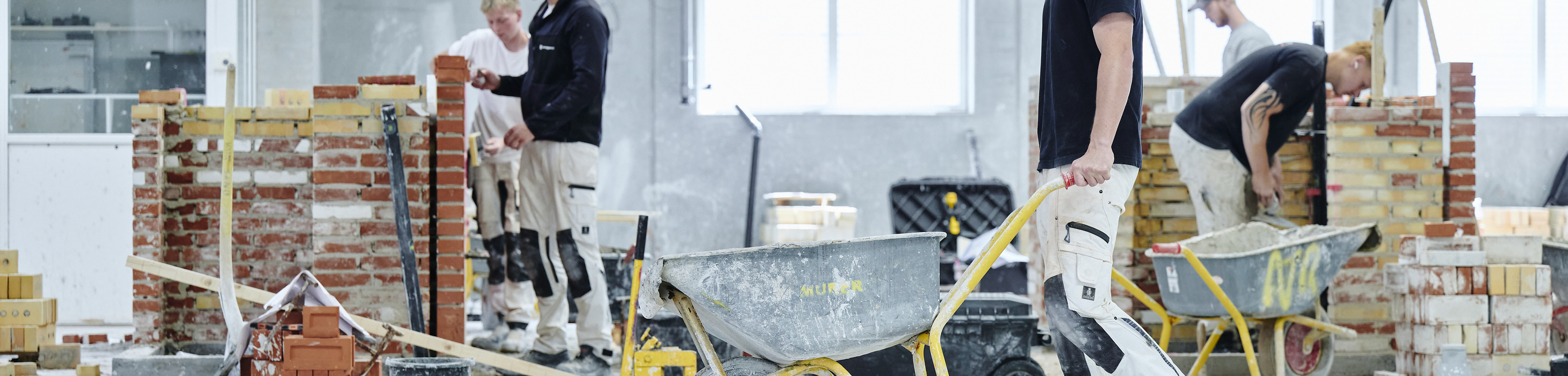Elever i murerhallen