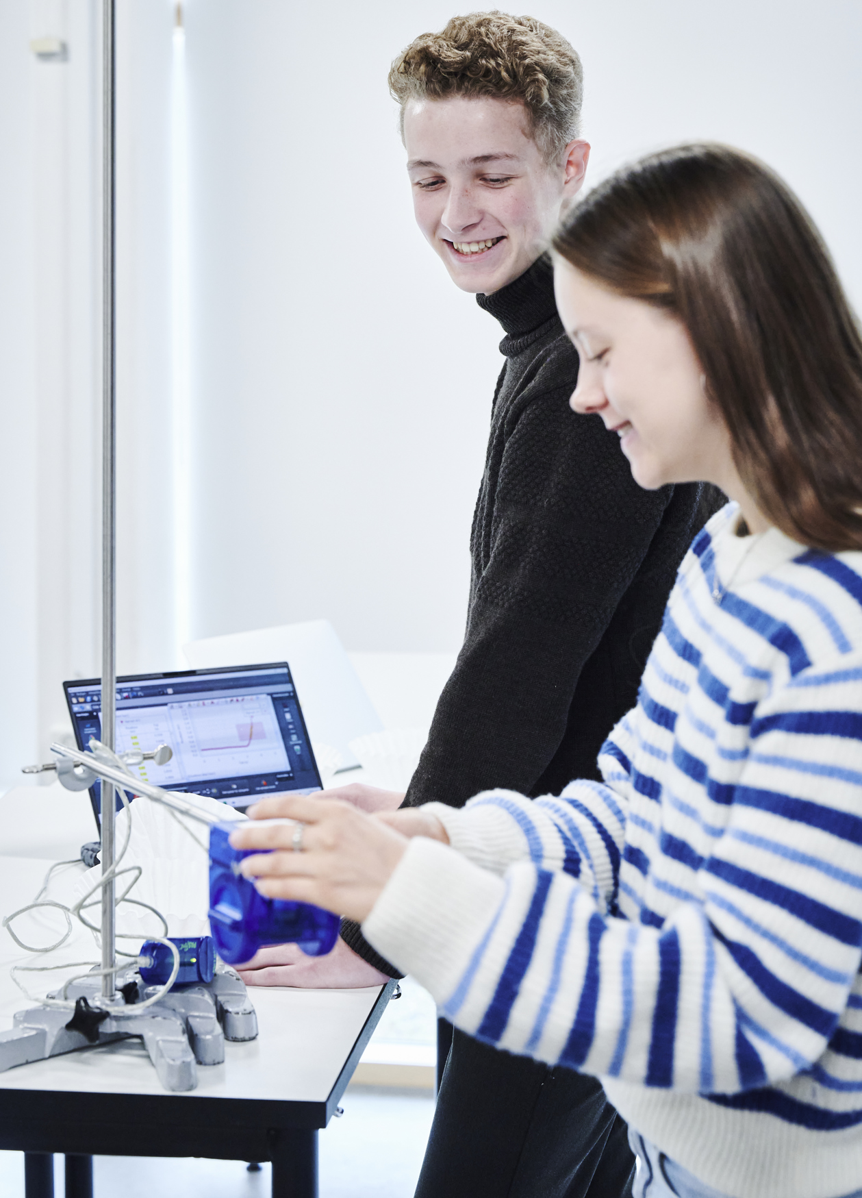 Fysikkens verden, elever gør klar til fysikforsøg