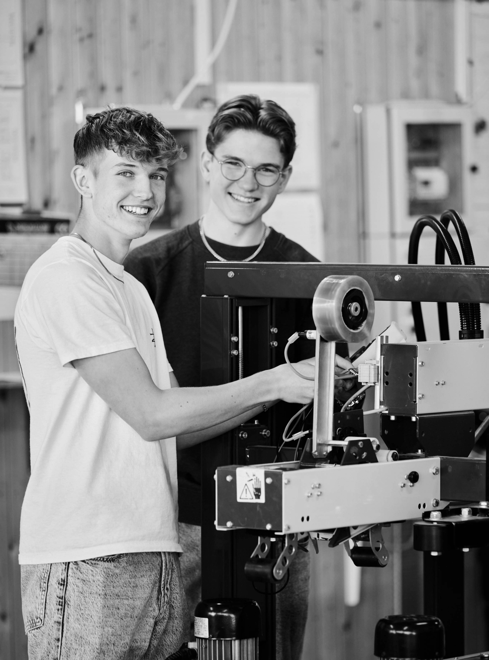 Automatik- og proces-elever står ved anlæg