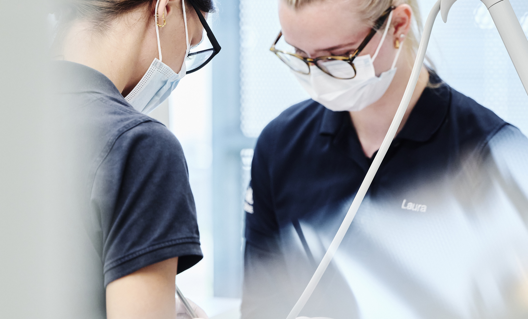 Tandklinikassistenter arbejder i klinikken