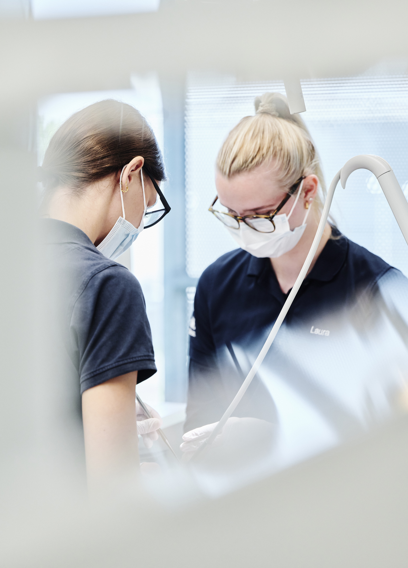 Tandklinikassistenter arbejder i klinikken