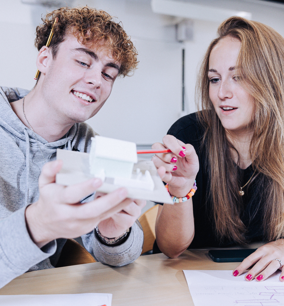 Innovation og teknologi, elever sidder med model af et hus